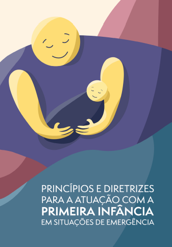 um bebê no colo da mãe segura uma folha. ele recebe carinho na cabeça e a mãe olha para o bebê. ambos são brancos.