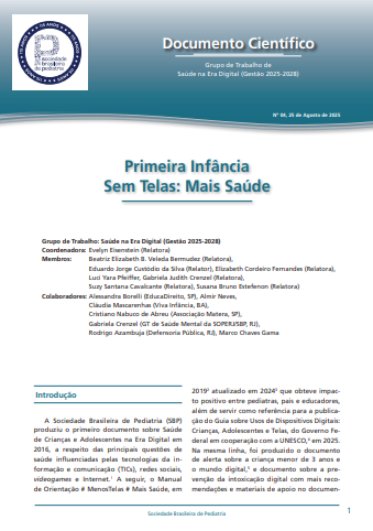 Uma menina negra brinca com blocos coloridos de borracha dispostos ao chão.