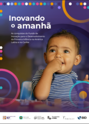 Imagem com close no rosto de duas crianças, que sorriem.