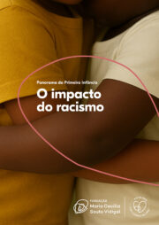 Mãe abraça a filha, que está com a cabeça apoiada em seu ombro. Ambas são negras.