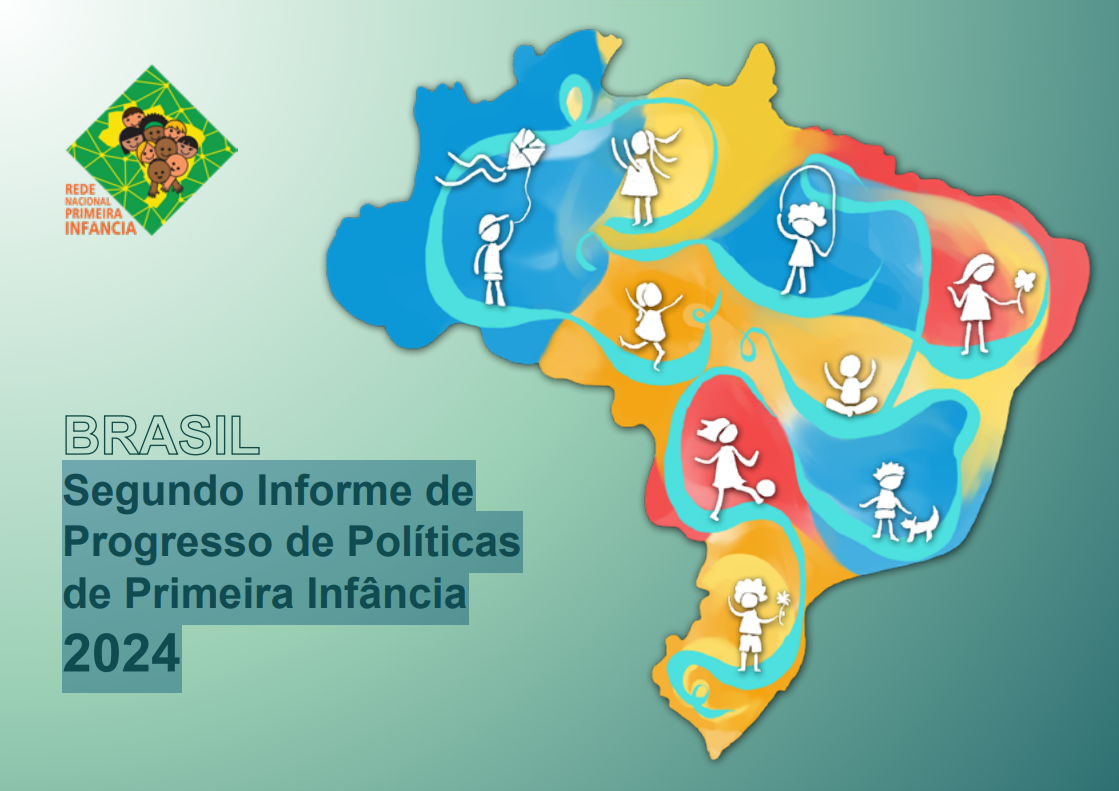 um menino olha para o lado, no colo de uma mulher