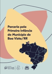 Crianças em meio a natureza sorriem e brincam com um lençol colorido